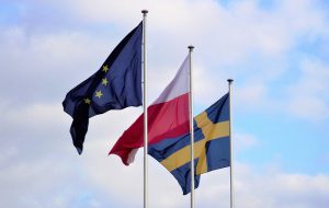 översätta-polska-svenska-flaggor